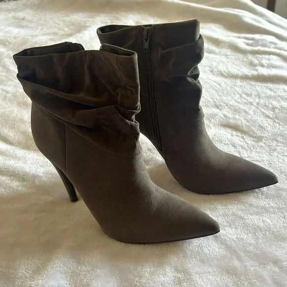 EUC JustFab Alyssa Slouchy Stiletto Bootie - Faux Suede -Dark Grey - Size 7.5 - Picture 1 of 8